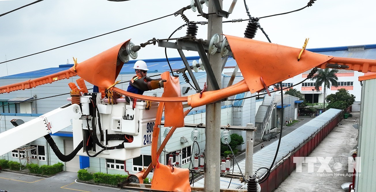 Khắc phục sự cố điện bằng công nghệ hotline ở khu công nghiệp Vân Trung, tỉnh Bắc Ninh. (Ảnh: Vũ Sinh/TTXVN)
